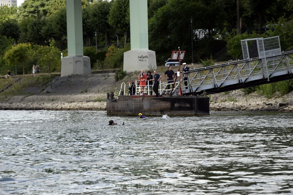 Uebung BF Taucher und Presse Koeln Zoobruecke Rhein P066.JPG - Miklos Laubert